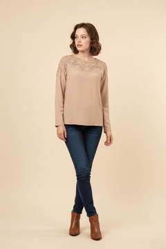 Blusa Elegante con Encaje Floral y Brillos Sutiles - GM Fashion Boutique