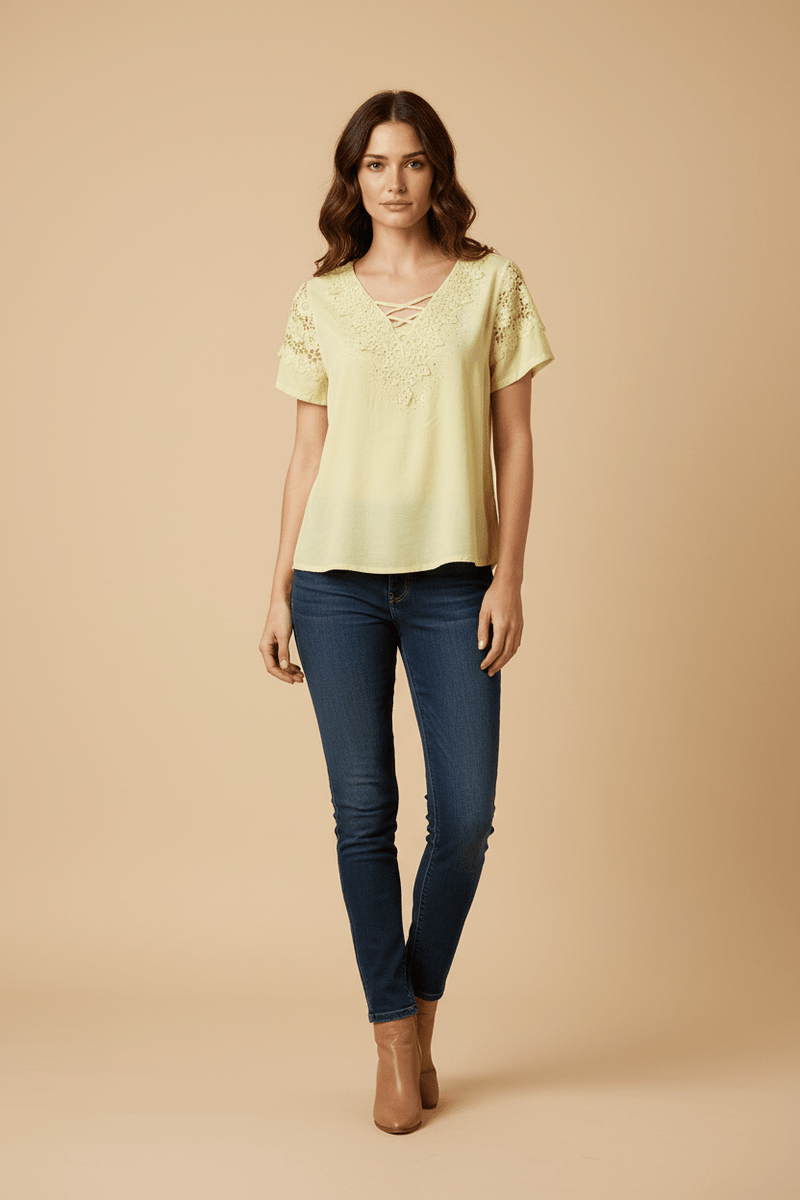 Blusa con Encaje y Escote en V Cruzado - GM Fashion Boutique