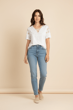 Blusa con Encaje y Escote en V Cruzado - GM Fashion Boutique