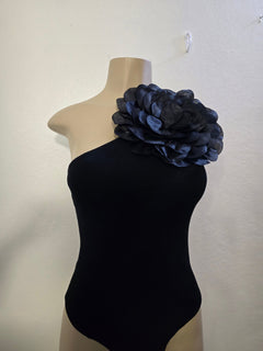 Blusa Bodysuit Asimétrico con Flor 3D - GM Fashion Boutique