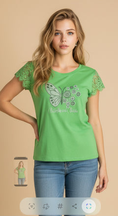 Camiseta Casual con Detalle de Encaje y Diseño de Mariposa - GM Fashion Boutique
